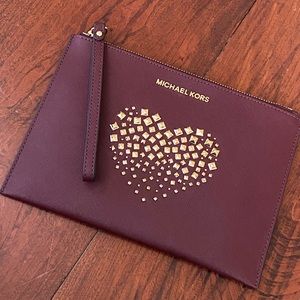 NWT Michael kors hearts 💕 large wristlet leather